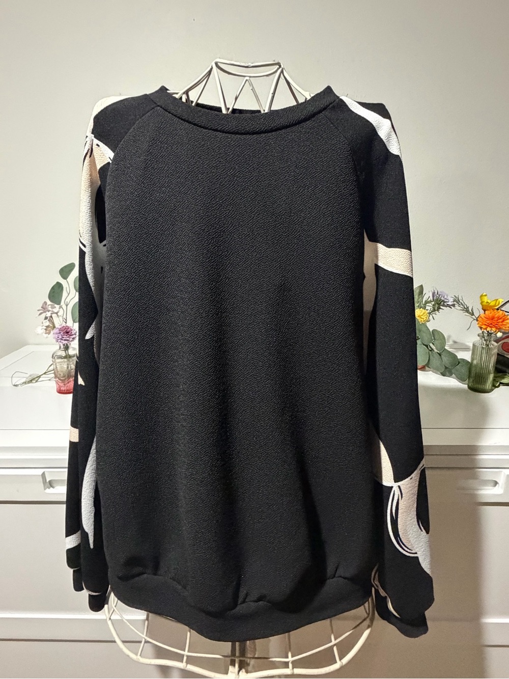 SHEIN Black with Cream Abstract Sleeve Pullover
